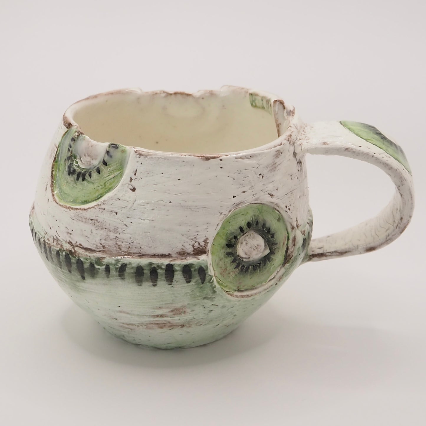 大畠穏さんのマグカップ「kiwi(キウイ)」(粉引・絵付け・貼合わせ)