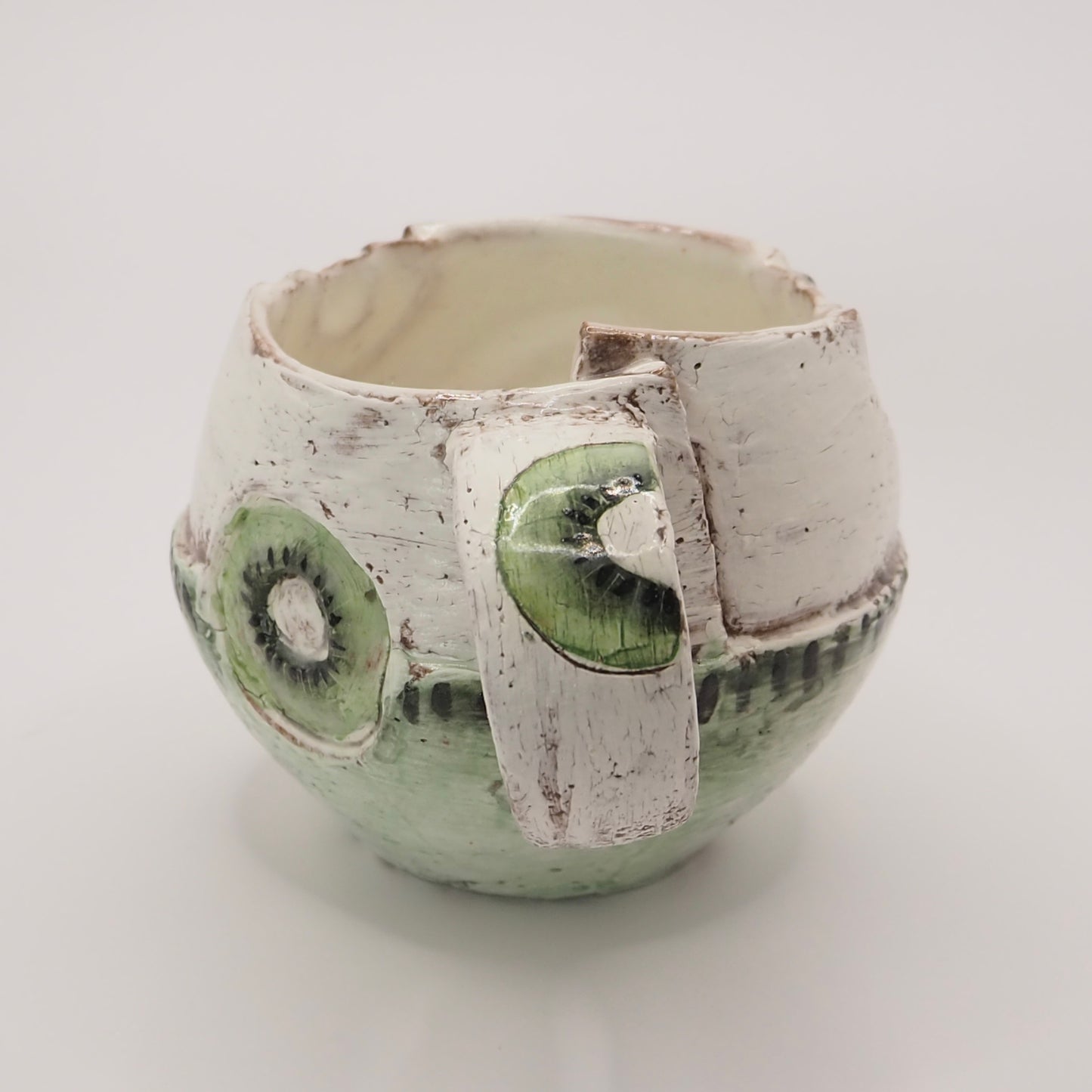大畠穏さんのマグカップ「kiwi(キウイ)」(粉引・絵付け・貼合わせ)