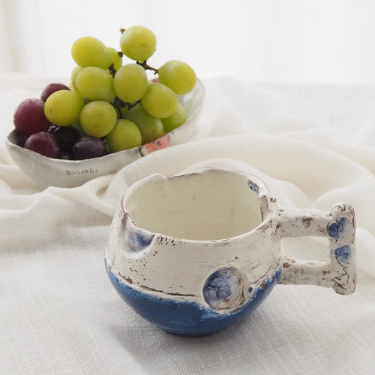 大畠穏さんのマグカップ「grape(ぶどう)」(粉引・絵付け・貼合わせ)