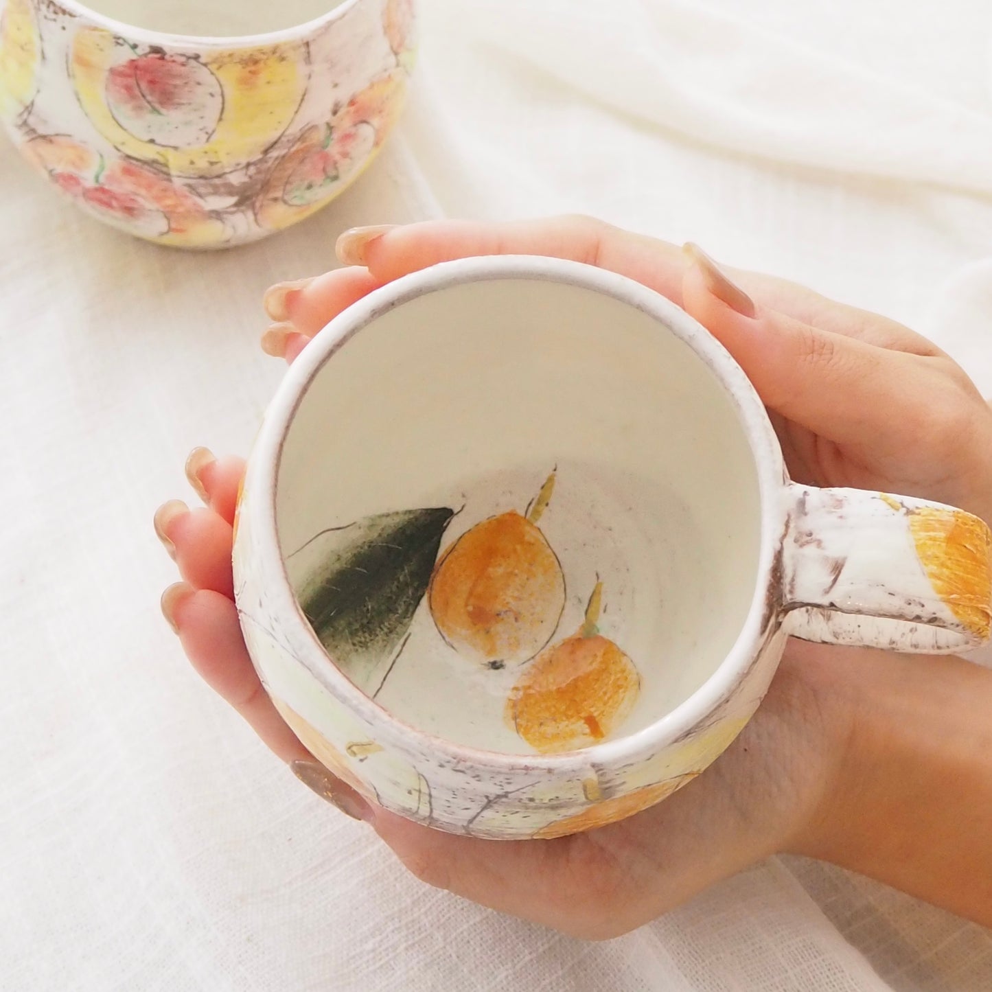 大畠穏さんのマグカップ「biwa(ビワ)」(粉引・絵付け)