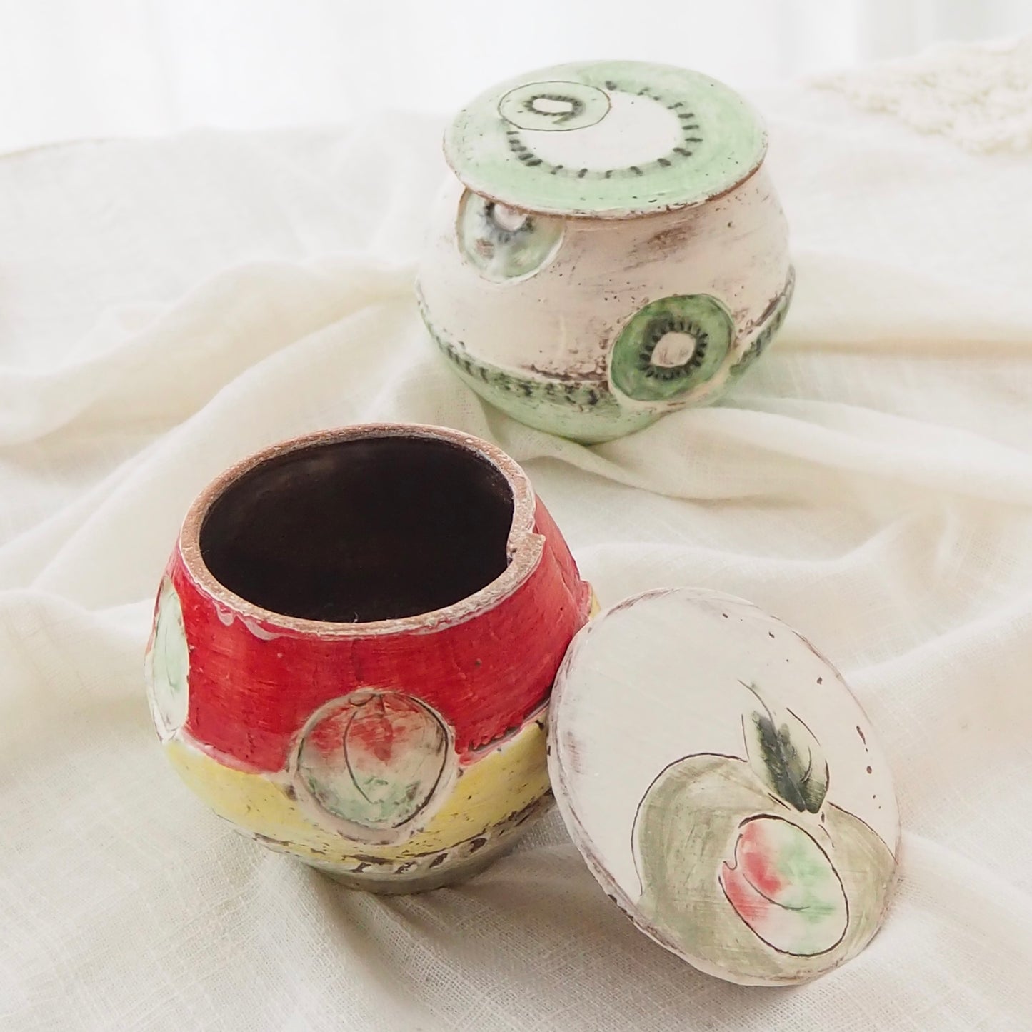 大畠穏さんの器 ポット「ume(梅)」(粉引・絵付け・貼合わせ)