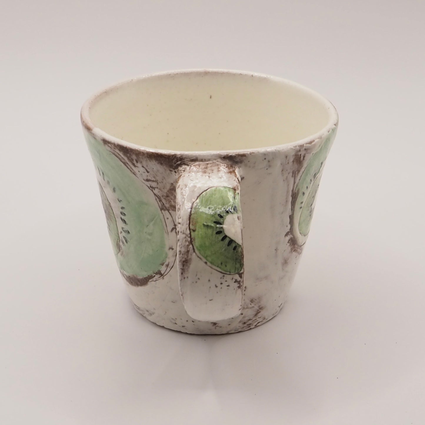 大畠穏さんのマグカップ「kiwi(キウイ)」(粉引・絵付け)