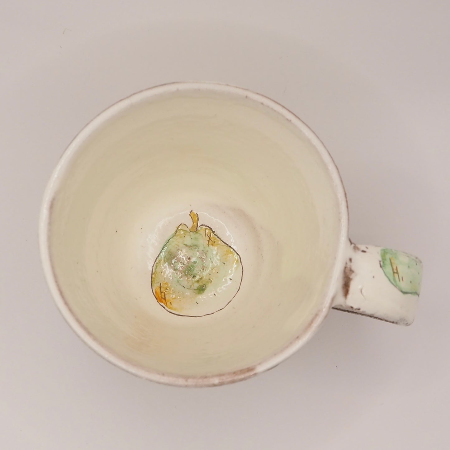 大畠穏さんのマグカップ「pear(洋なし)」(粉引・絵付け)