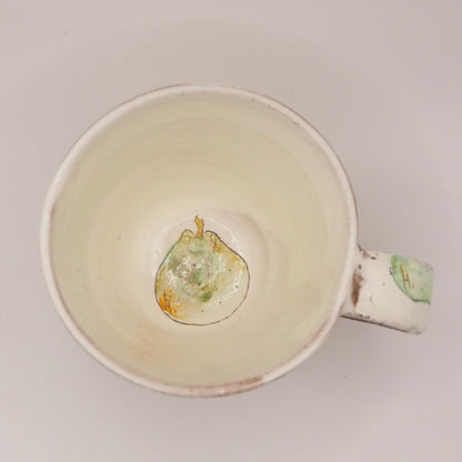 大畠穏さんのマグカップ「pear（洋なし）」（粉引・絵付け）